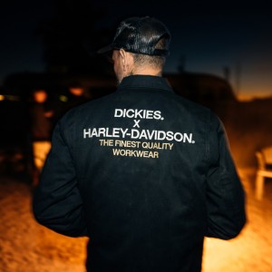 Scopri la Collezione Abbigliamento da UOMO Dickies per Harley-Davidson: Stile e Funzionalità Senza Compromessi